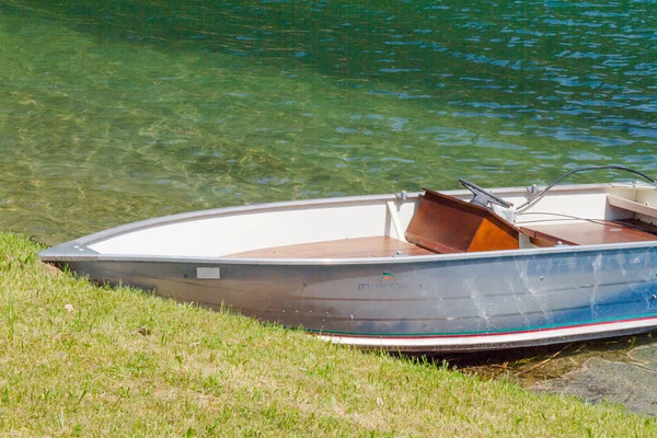 Barco en el lago —  Fotos de Stock