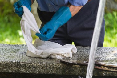 yıkama adam eski çeşme elbise