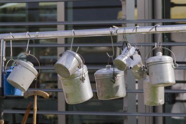 Eski tencere ve tavalar