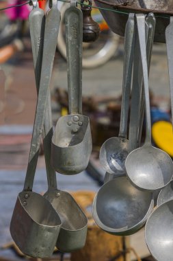 Eski tencere ve tavalar