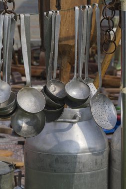 Eski tencere ve tavalar