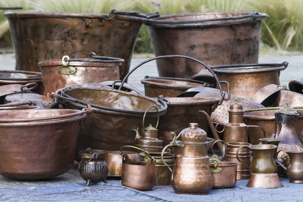 Oude potten en pannen — Stockfoto