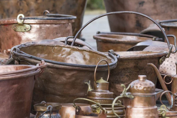 Oude potten en pannen — Stockfoto