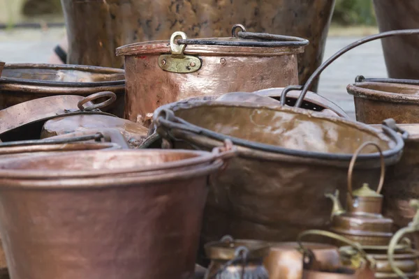 Oude potten en pannen — Stockfoto