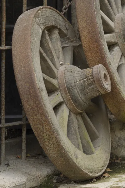 Wooden wheel — Stock Photo, Image