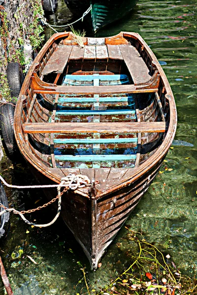 Boat on lake — Stock Photo, Image