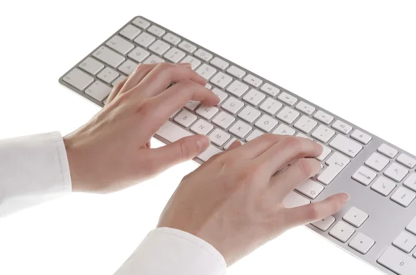 Mujer escribiendo en el teclado — Foto de Stock