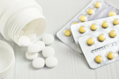 Masada bir kaç paket farklı hap var.