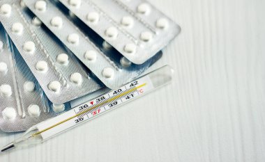 Masada bir kaç paket farklı hap var.