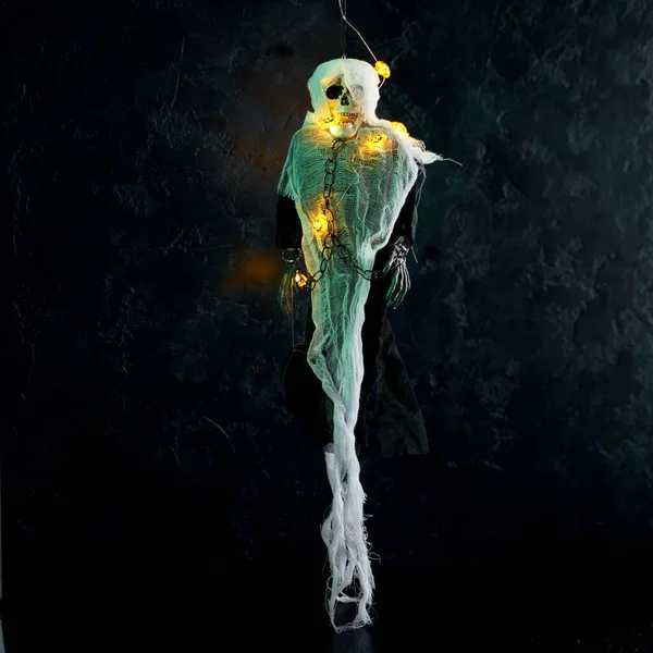 Halloween Decoración Esqueleto Una Capa Blanca Decorada Con Una Guirnalda — Foto de Stock