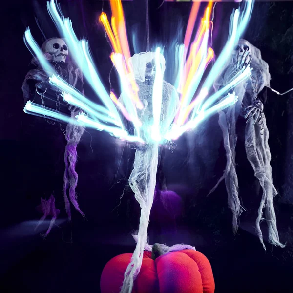 Halloween Adorna Tres Esqueletos Una Capa Multicolor Decorada Con Una — Foto de Stock