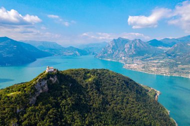 Iseo Gölü (IT), Monte Isola, Madonna della Ceriola Kilisesi 'nin hava manzarası