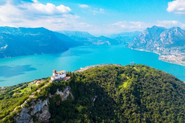 Iseo Gölü (IT), Monte Isola, Madonna della Ceriola Kilisesi 'nin hava manzarası
