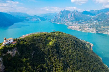 Iseo Gölü (IT), Monte Isola, Madonna della Ceriola Kilisesi 'nin hava manzarası