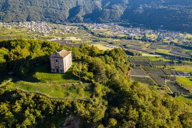 Valtellina (IT), Tresivio, Süvari Kilisesi 'nin havadan görünüşü