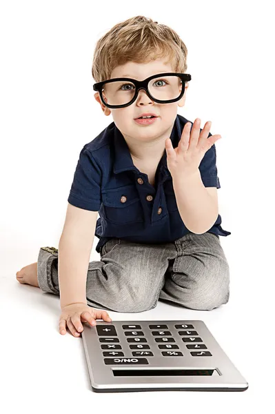 Aranyos fiú számológéppel számbavételi. — Stock Fotó