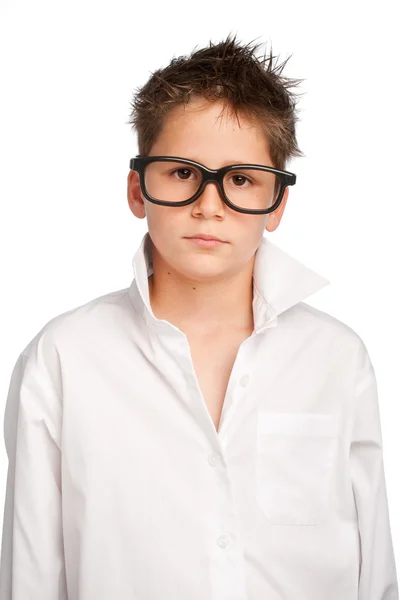 Menino de camisa branca e óculos grandes — Fotografia de Stock