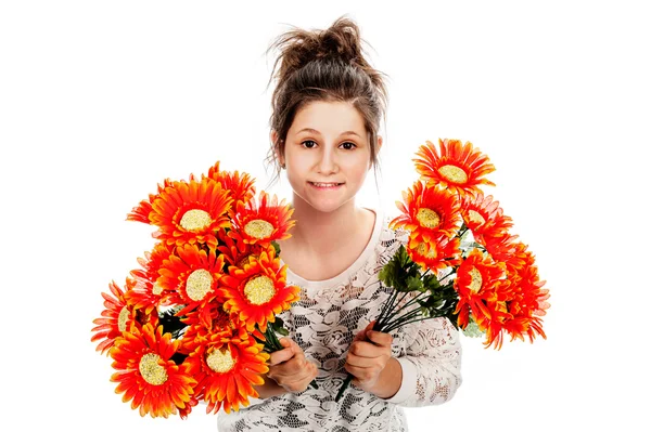Teenage girl holding two bunches of fake flowers. — Stock Photo, Image