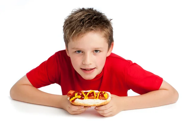 ハンサムな少年のホットドッグを食べる — ストック写真