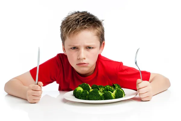 Knappe jongen eten broccoli — Stockfoto