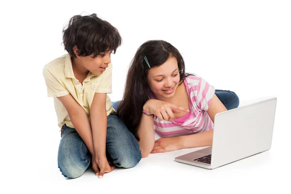Dois miúdos a olhar para um computador portátil — Fotografia de Stock