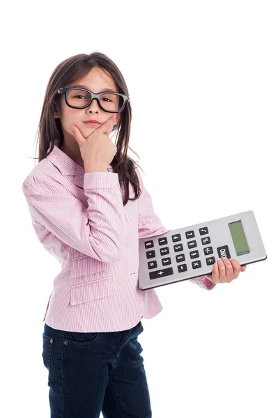 Menina bonito com óculos e uma calculadora . — Fotografia de Stock
