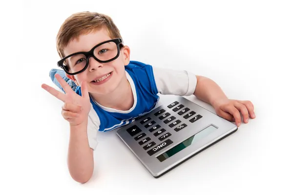 Хлопчик тримає три пальці і великий калькулятор . Ліцензійні Стокові Фото
