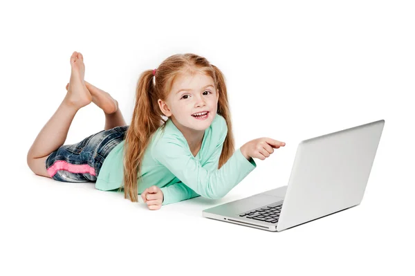 Маленькая девочка указывает на ноутбук — стоковое фото