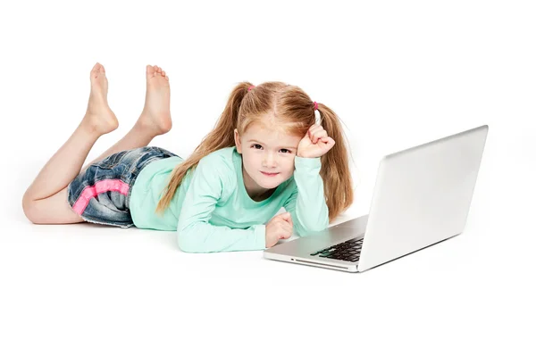 Смішна маленька дівчинка з ноутбуком комп'ютер — стокове фото