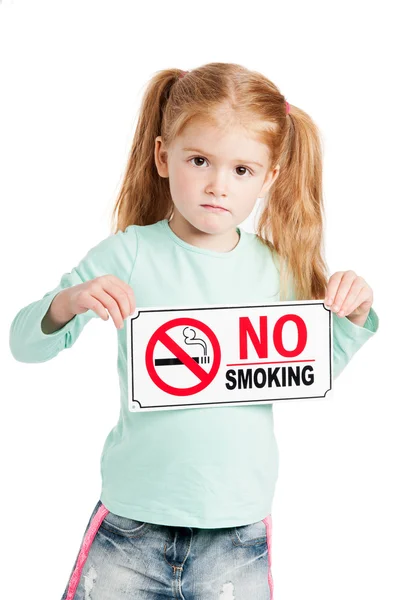 Küçük kızla ciddi hiç Sigara İçilmez işareti. — Stok fotoğraf