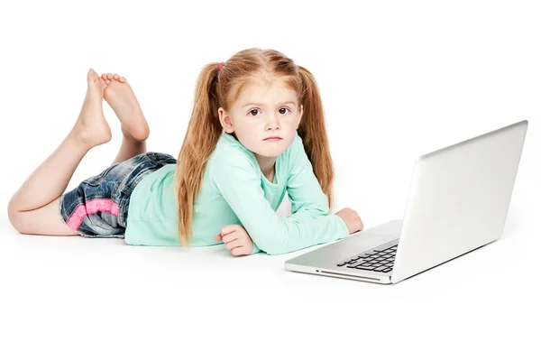 Dizüstü bilgisayar ile huysuz kız — Stok fotoğraf