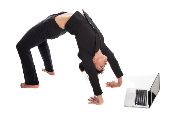 Mujer Adecuada En Yoga Pose Trabajando con Portátil . —  Fotos de Stock