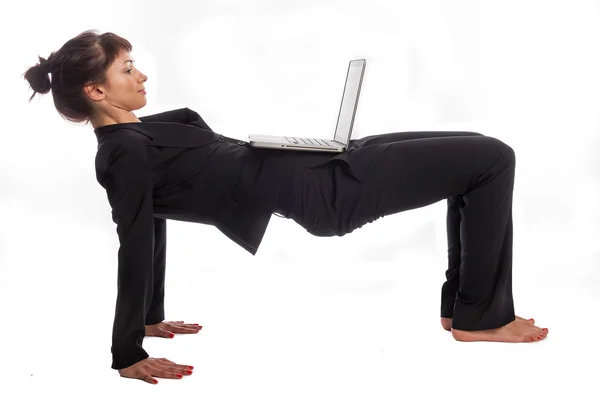 Frau macht Yoga bei der Arbeit. — Stockfoto