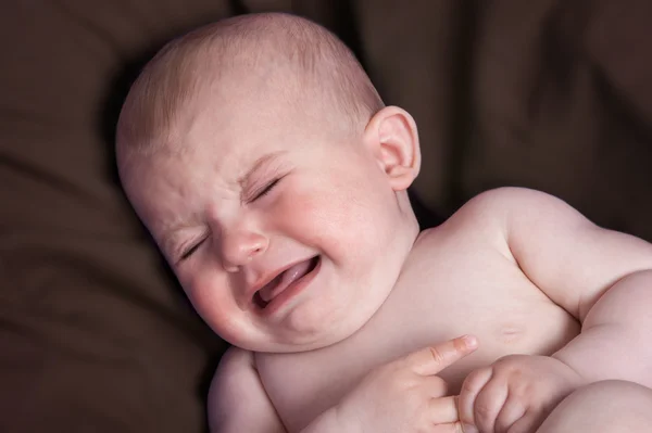 Weinendes unglückliches Baby. — Stockfoto