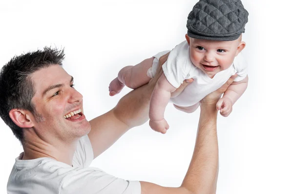 Vater fliegt Baby mit Schiebermütze — Stockfoto
