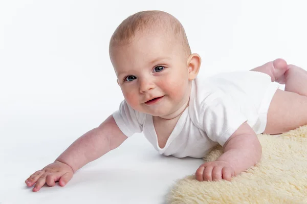 Leende baby krypa — Stockfoto