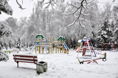 Karlı belediye çocuk parkında kışın çocuksuz bir şehir parkında 