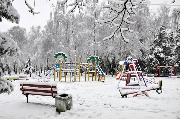Снежная Городская Игровая Площадка Городском Парке Зимой Детей — стоковое фото