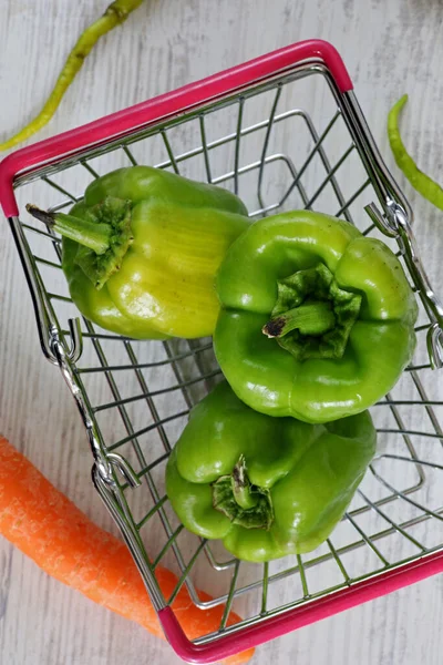 green bell pepper in the shopping cart