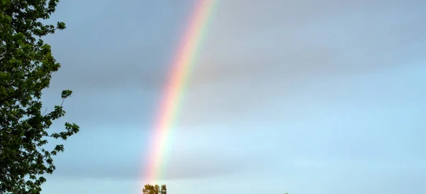 Ganska Färgstark Regnbåge Den Blå Himlen Missouri Med Bara Del — Stockfoto