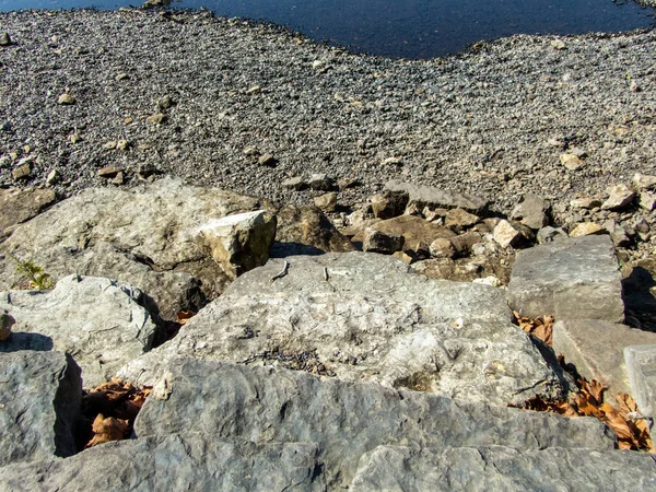 Μοναδική Γωνία Μεγάλων Ογκόλιθων Μεσαίου Μεγέθους Βράχων Και Χαλικιών Που — Φωτογραφία Αρχείου