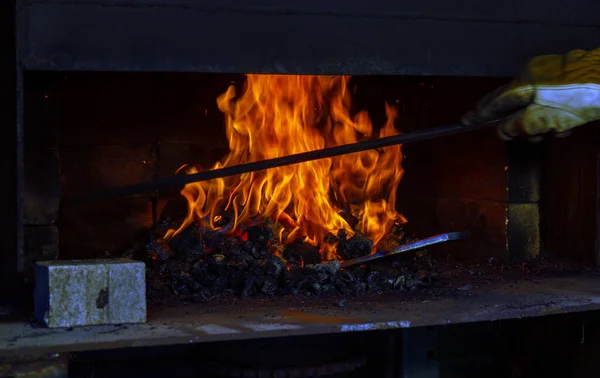 Belas Chamas Dançam Dentro Forja Carvão Metal Aquece Até Temperatura — Fotografia de Stock