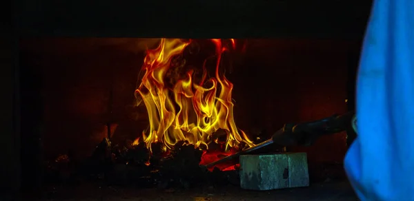 鍛冶屋が仕事に目を光らせているので 炎は主に石炭の鍛造物の中で踊っています 金属の物体はすぐに便利でユニークなナイフになります — ストック写真