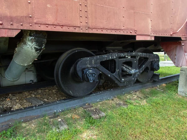 Close Olhar Para Rodas Pretas Carro Ferroviário Descansando Uma Férrea — Fotografia de Stock