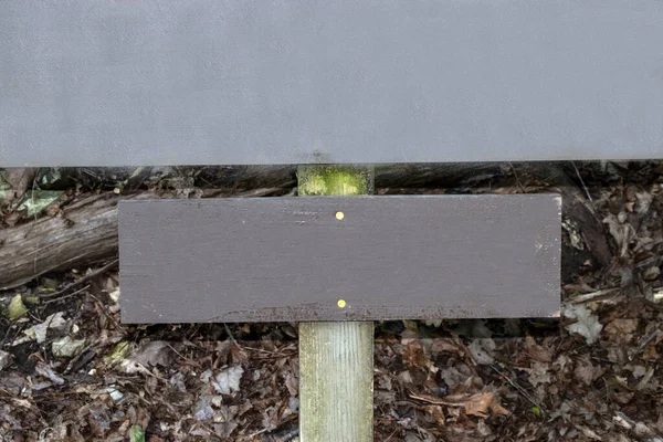 Twee Blanco Rechthoekige Houten Borden Een Paal Een Openbaar Park — Stockfoto