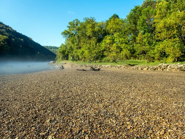 Spokojna Scena Nad Rzeką Nieco Tajemniczym Efektem Spowodowanym Gęstą Mgłą — Zdjęcie stockowe