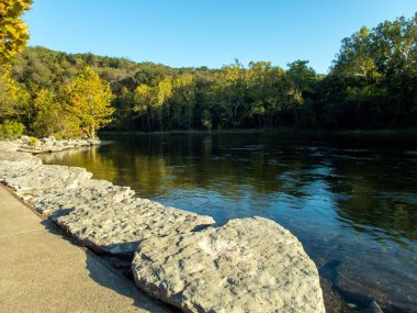Hava mükemmel görünüyor ve sakin bir dinlenme yeri, meditasyon zamanı ya da Arkansas nehrinin bu kısmında dinlendirici balık tutma zamanı. Bokeh