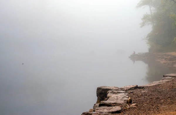 Rio Tranquilo Arkansas Uma Manhã Fria Coberto Por Uma Névoa — Fotografia de Stock