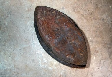 Bu tarihi hazine üzgün bir ütü olarak adlandırılır. Bu, antikaya yakından bir bakış. Hüzünlü ütüyü kullanmak zor iştir ve bazen ev hanımı için yanık ve kabarcıklarla sonuçlanır. Bokeh.