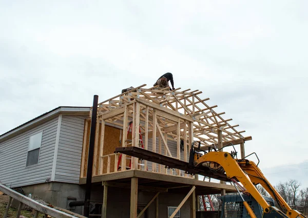 Unidentified Carpenters Work New Roof Aided Some Heavy Equipment Construction — 스톡 사진